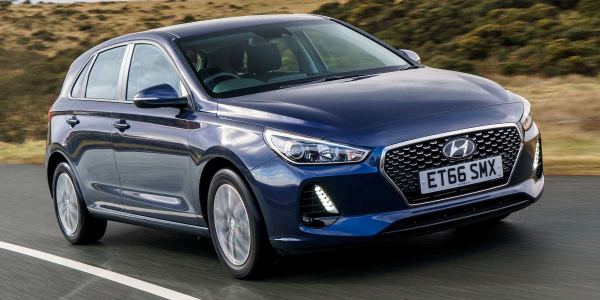 Hyundai i30 Hatch Branco 2023: Elegância e Performance em um Só Carro